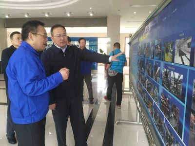 黃石市委副書記、市長(zhǎng)吳錦，市政府黨組成員、辦公室主任張育英在下陸區(qū)區(qū)長(zhǎng)郭波的陪同下蒞臨公司調(diào)研